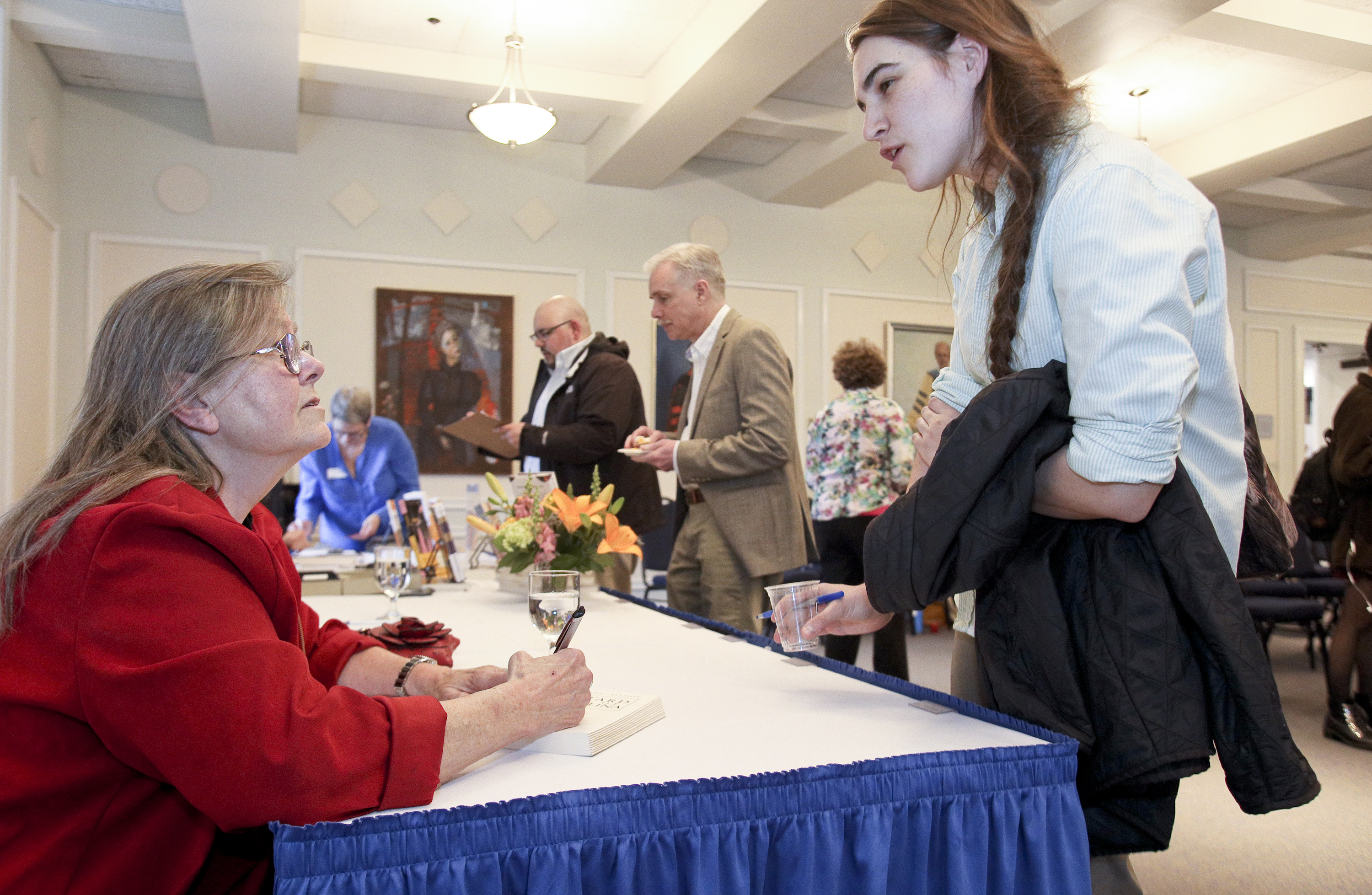 students talking to dorothy allison at the Klagsbrun Symposium